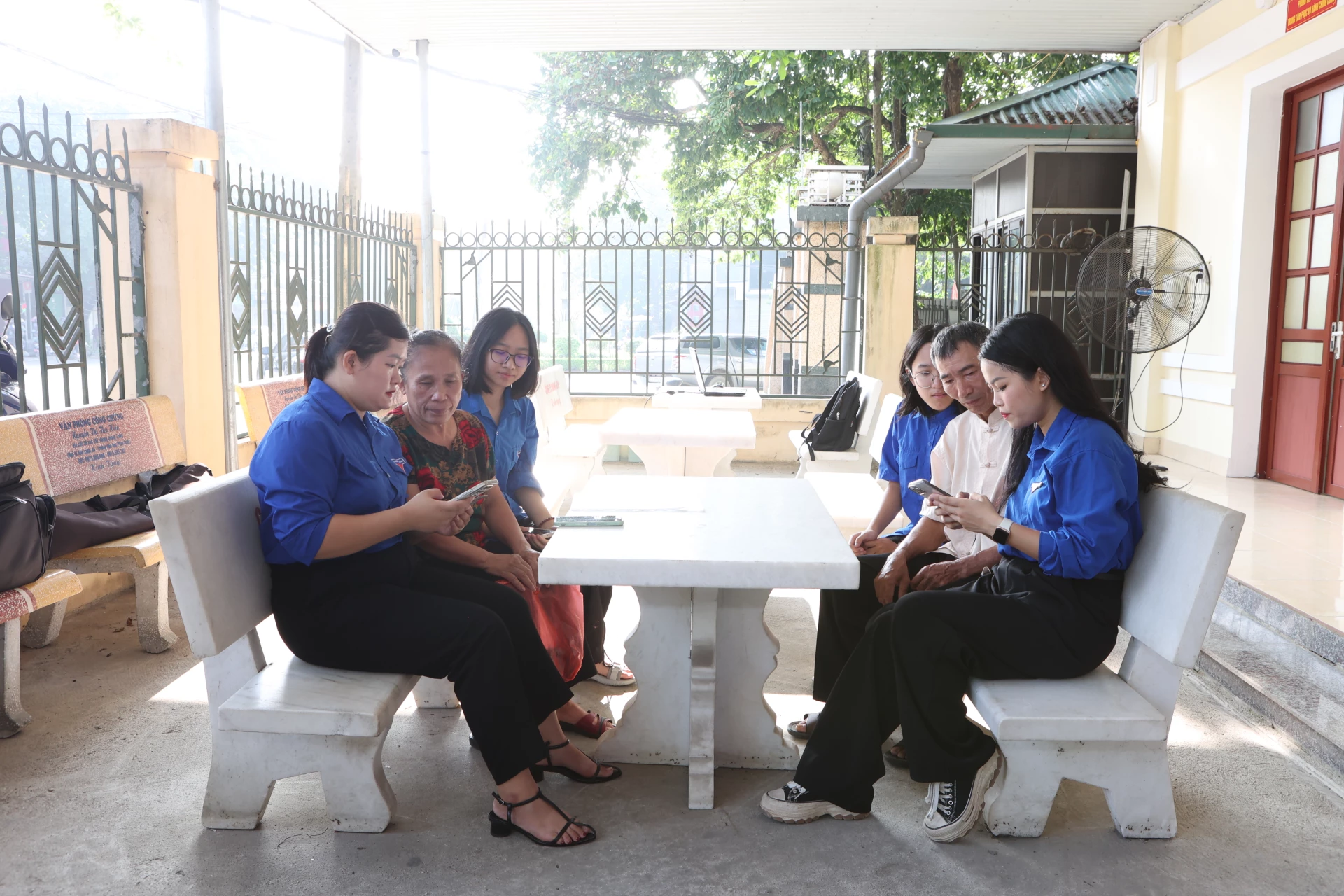 Đoàn viên tham gia hỗ trợ chuyển đổi số tại xã, phường trên địa bàn tỉnh.