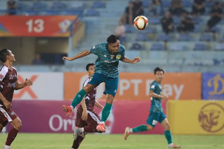 Viet Nam 2 team (in blue) scoring early in the 14th minute.