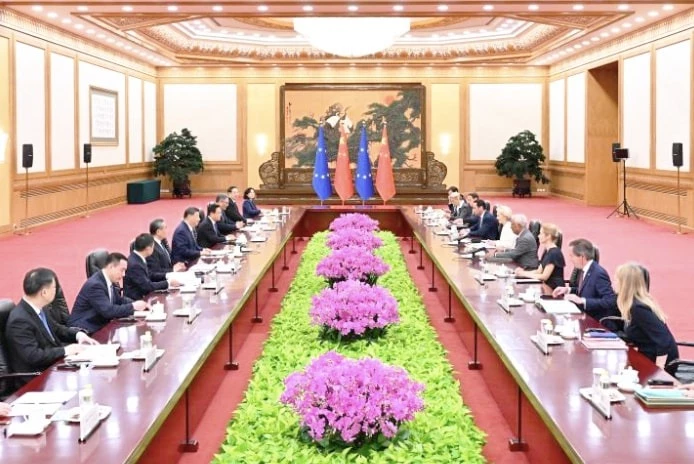 Quang cảnh cuộc hội đàm giữa Chủ tịch Trung Quốc Tập Cận Bình và Chủ tịch Ủy ban châu Âu Ursula von der Leyen, Chủ tịch Hội đồng châu Âu Antonio Costa tại Bắc Kinh, ngày 24-7. Ảnh: Xinhua