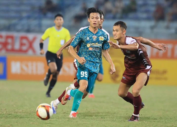 Despite a valiant effort, Thailand team (in brown) could not overcome Viet Nam 2 team.