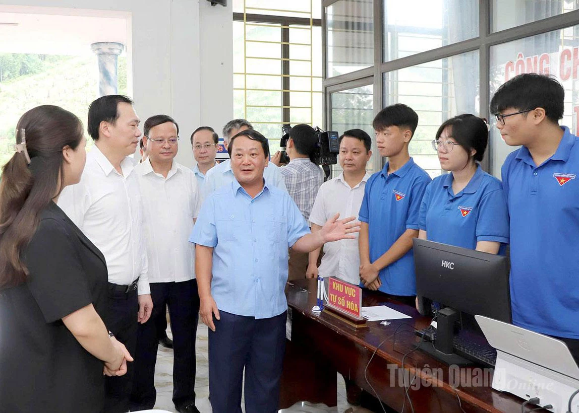 Comrade Hau A Lenh, Secretary of the Provincial Party Committee, paid a visit to Chiem Hoa Commune to encourage youth union members supporting residents in handling administrative procedures through digital platforms.