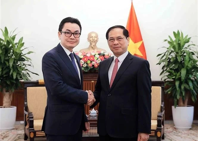 Deputy Prime Minister and Minister of Foreign Affairs Bui Thanh Son (R) and Secretary of State Ung Rachana from the Cambodian Ministry of Foreign Affairs and International Cooperation (Photo: VNA)