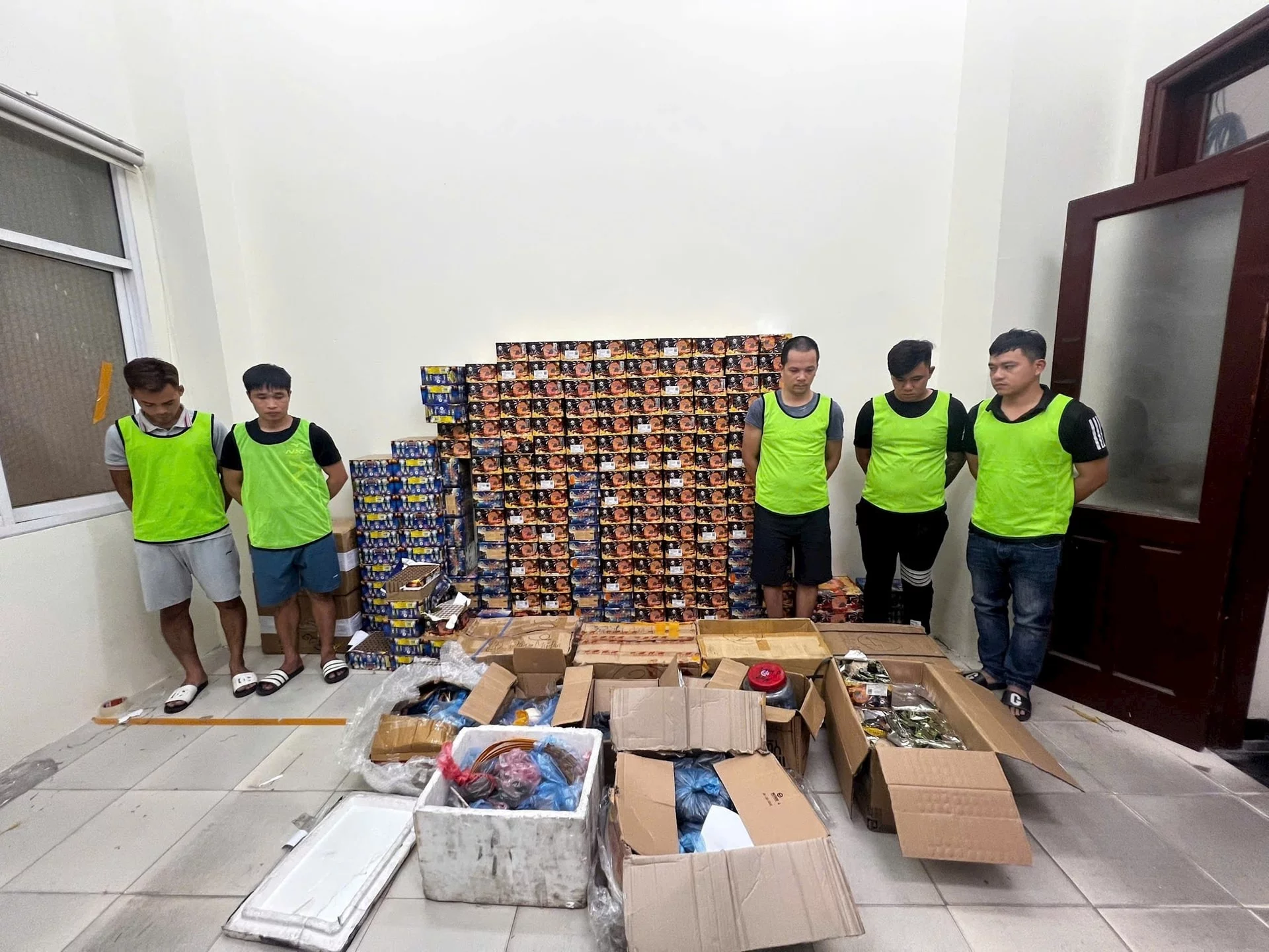 Các đối tượng bị bắt giữ và tang vật trong vụ án. Ảnh: CATP