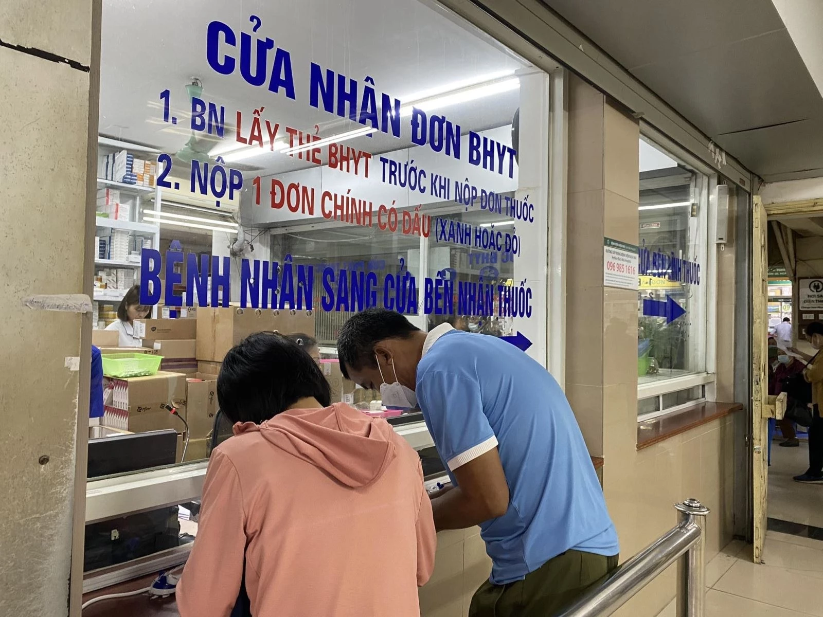 Bệnh nhân đi khám bảo hiểm y tế. Ảnh: TTXVN
