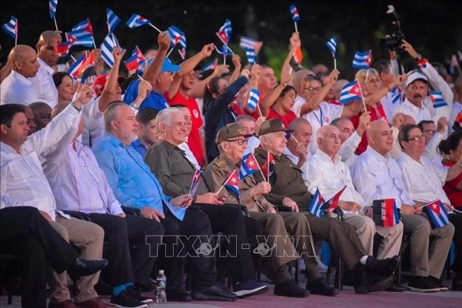 Đại tướng Raúl Castro Ruz (hàng đầu, thứ 5 từ trái sang) và Bí thư Thứ nhất Ban Chấp hành trung ương Đảng Cộng sản, Chủ tịch nước Cộng hòa Cuba Miguel Díaz-Canel Bermúdez (hàng đầu, thứ 4 từ trái sang) tại sự kiện ở Quảng trường Cách mạng Máximo Gómez Báez, Ciego de Ávila. Ảnh: TTXVN