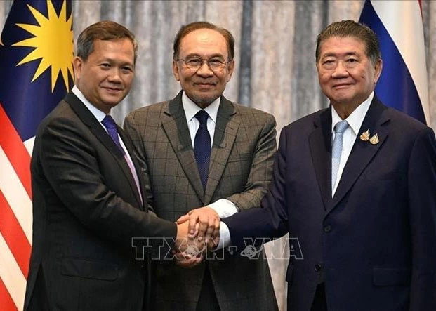 (Từ trái sang) Thủ tướng Campuchia Hun Manet, Thủ tướng Malaysia Anwar Ibrahim và Quyền Thủ tướng Thái Lan Phumtham Wechayachai trong cuộc họp báo tại Putrajaya (Malaysia), sau đàm phán về thỏa thuận ngừng bắn tại khu vực biên giới giữa Campuchia và Thái Lan, ngày 28-7-2025. Ảnh: Gulf News/TTXVN