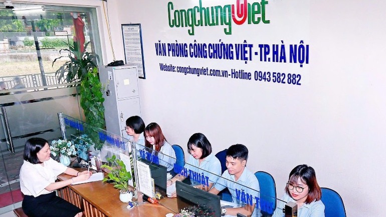 Người dân làm thủ tục công chứng tại Văn phòng Công chứng Việt, thành phố Hà Nội. 