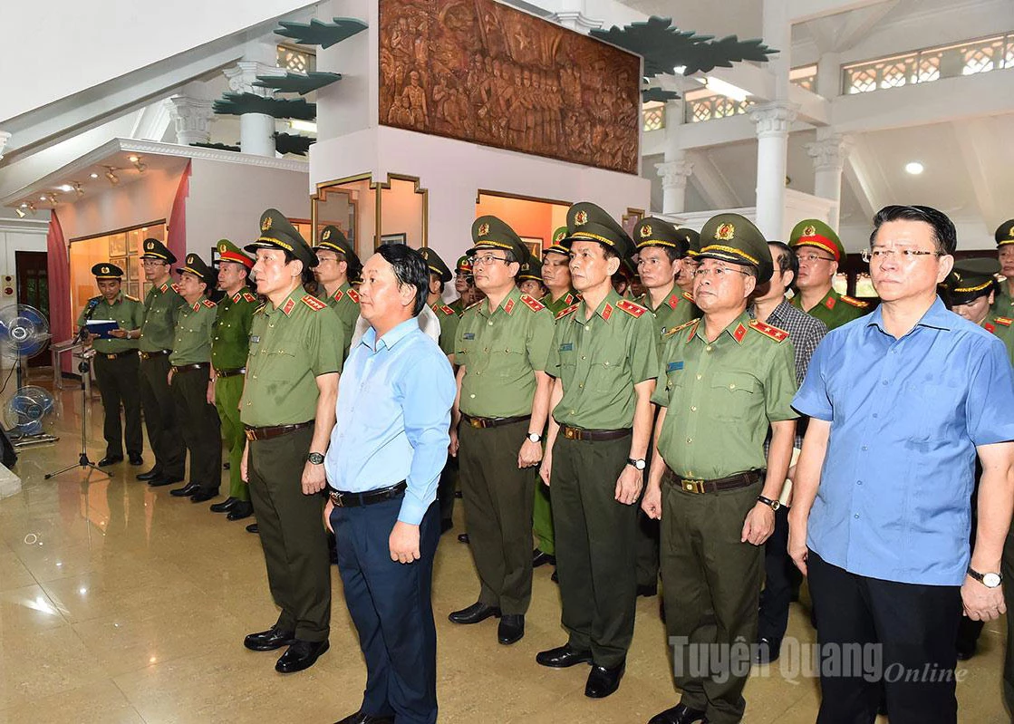 General, Minister of Public Security Luong Tam Quang and provincial leaders offered incense at the Tuyen Quang Police Department Relic Site.