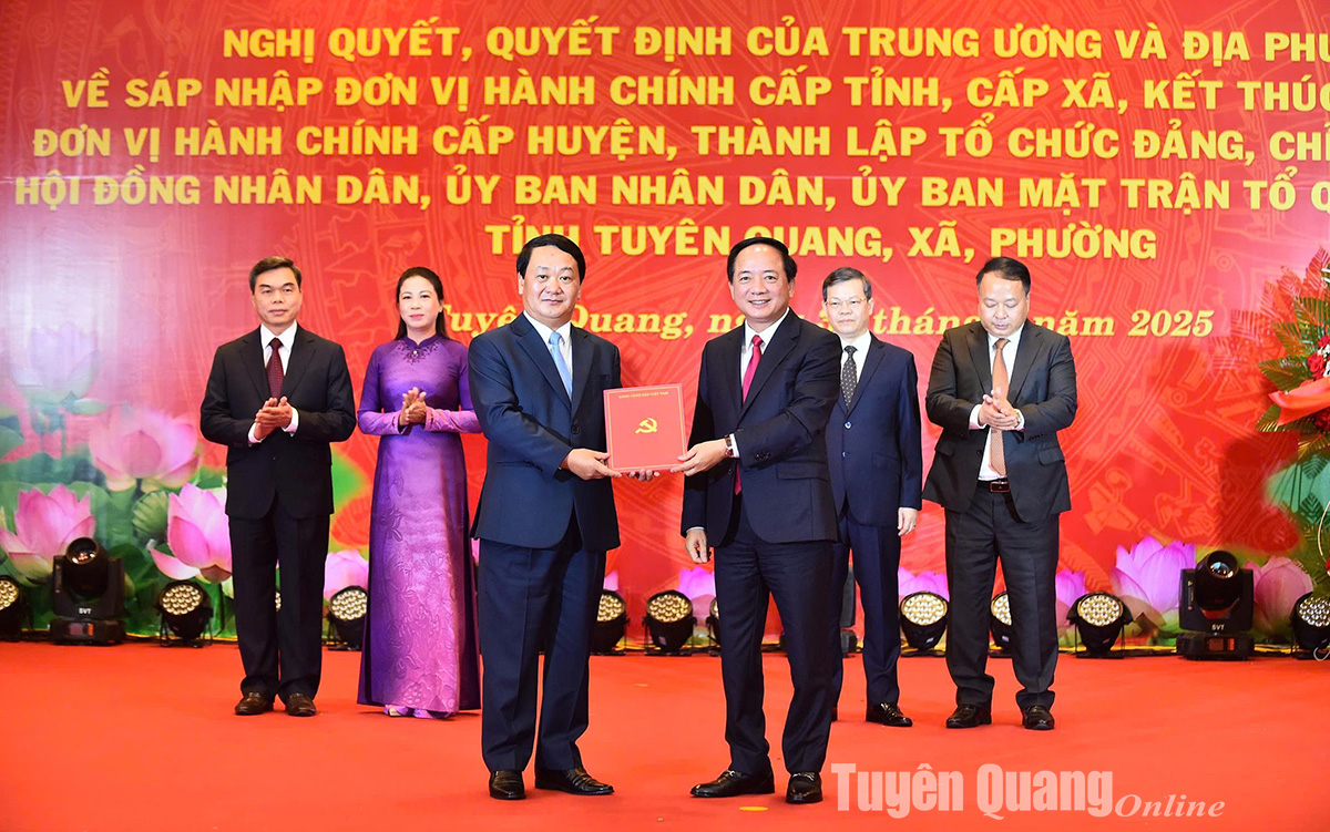 Colonel General Trinh Van Quyet presented the Decision to Provincial Party Secretary Hau A Lenh. 