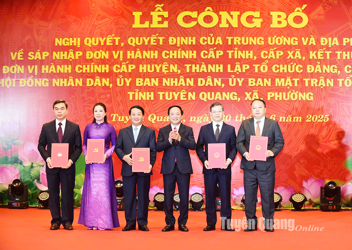 Colonel General Trinh Van Quyet presented the Central Committee’s Decision on the appointment to members of the Standing Board of the Tuyen Quang Provincial Party Committee.
