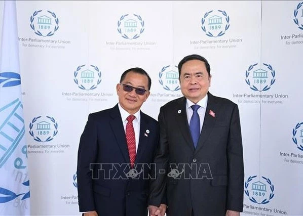 NA Chairman Tran Thanh Man (R) and Speaker of the Parliament of Singapore Seah Kian Peng. (Photo: VNA)