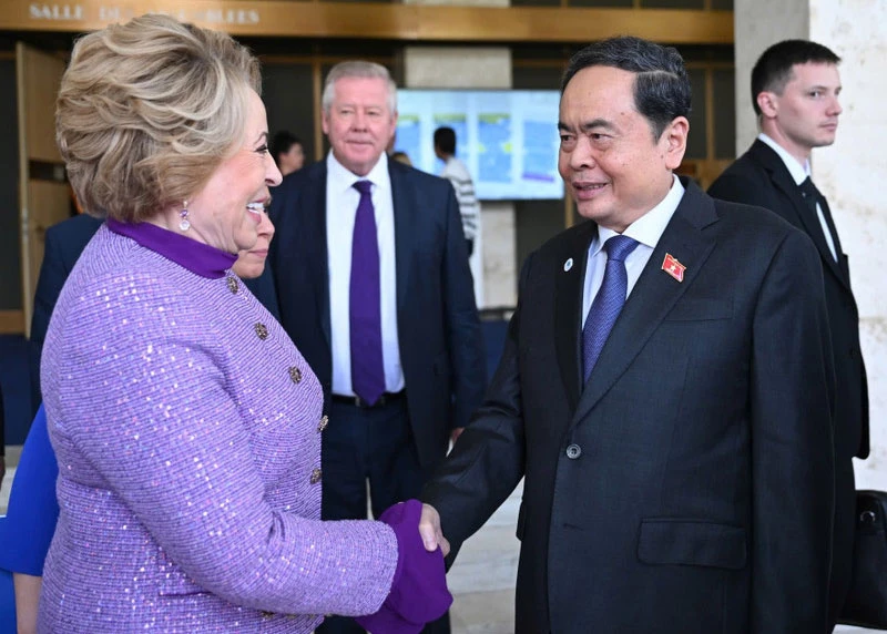 NA Chairman Tran Thanh Man (R) meets with Valentina Matviyenko, Chairwoman of the Federation Council of Russia. (Photo: quochoi.vn)