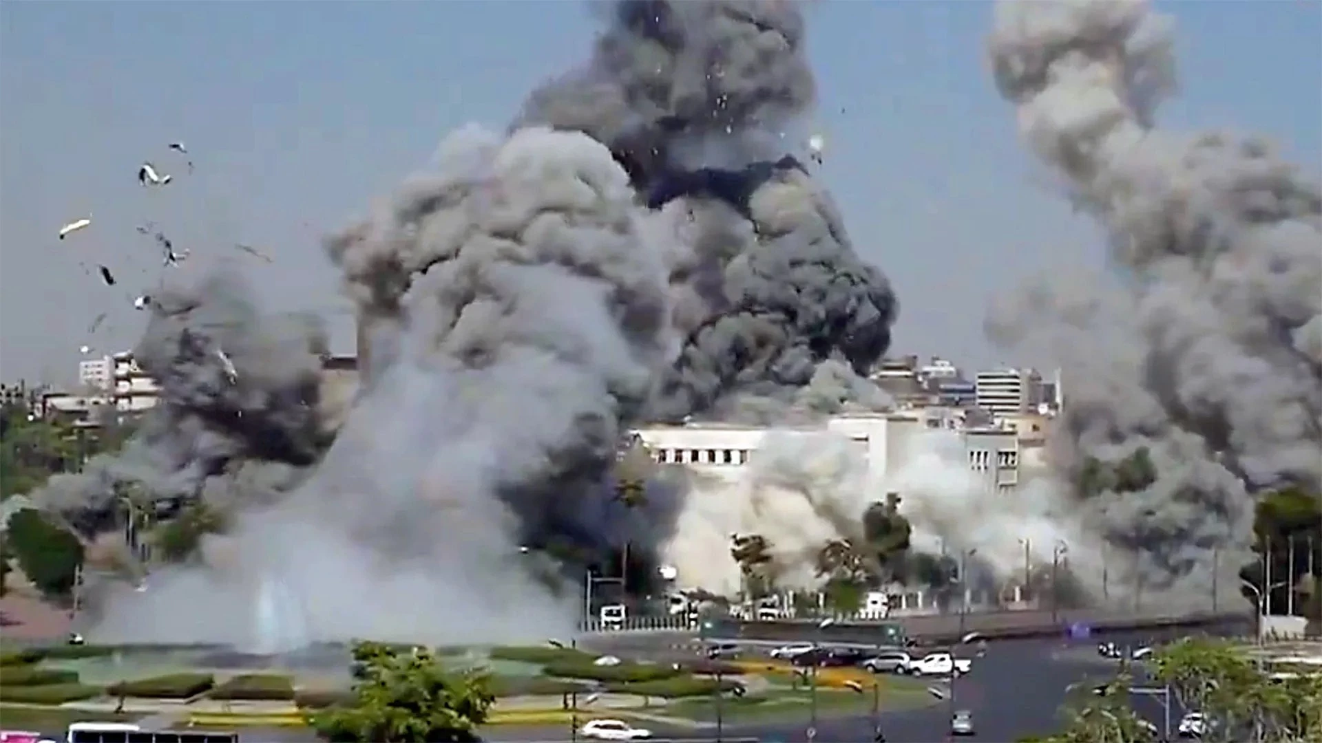 Cuộc không kích của Israel đã phá hủy một phần trụ sở Bộ Quốc phòng Syria. Ảnh: người dân địa phương.