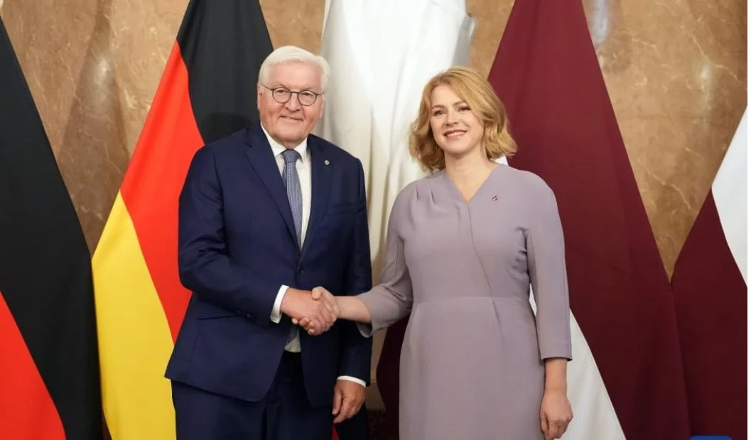 Tổng thống Đức Frank-Walter Steinmeier (trái) bắt tay Thủ tướng Latvia Evika Silina trong cuộc gặp tại Riga, Latvia, ngày 8-7. Ảnh: Xinhua