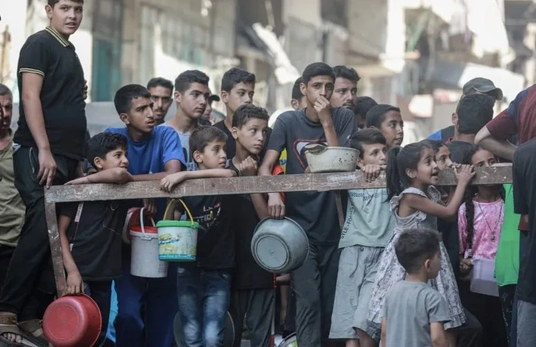 Người dân chờ nhận thực phẩm tại một điểm phân phát ở Gaza. Ảnh: Anadolu