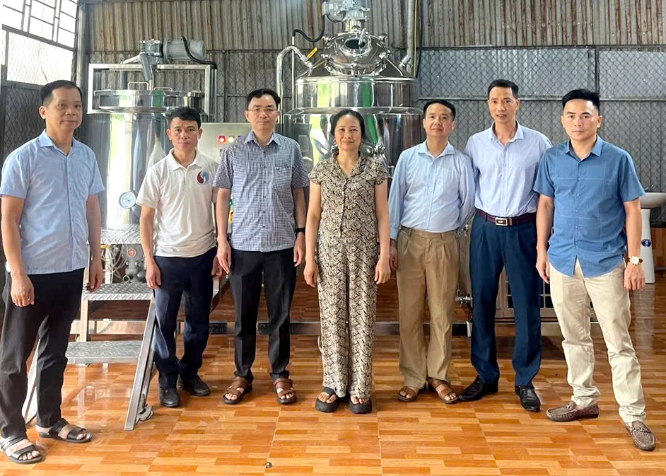 Cán bộ Sở Công thương và Trung tâm KC-XT Công thương Tuyên Quang nghiệm thu và bàn giao dây chuyền chế biến mật ong Bạc hà của Công ty TNHH xuất nhập khẩu nông sản Bình An (xã Quản Bạ).