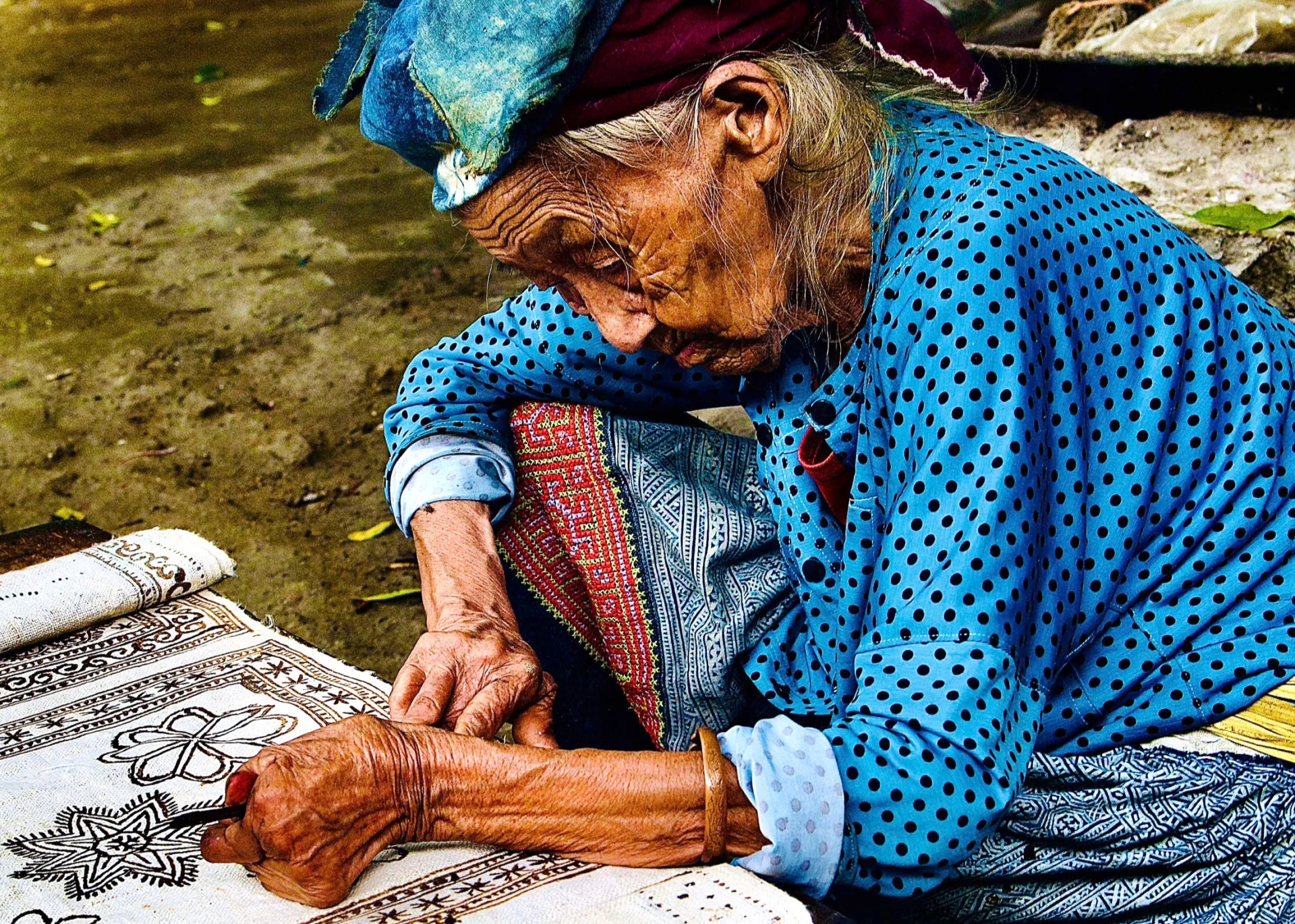 Nét đẹp lao động của bà cụ tật nguyền ở Quản Bạ