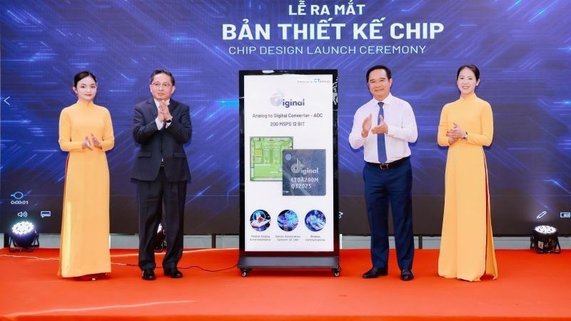 Ho Chi Minh City Chairman Nguyen Van Duoc and CT Group Chairman Tran Kim Chung at the launch ceremony for the Vietnamese-designed IoT chip.