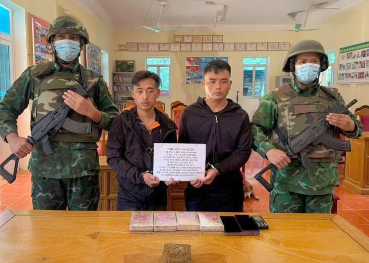Hai đối tượng cùng tang vật.