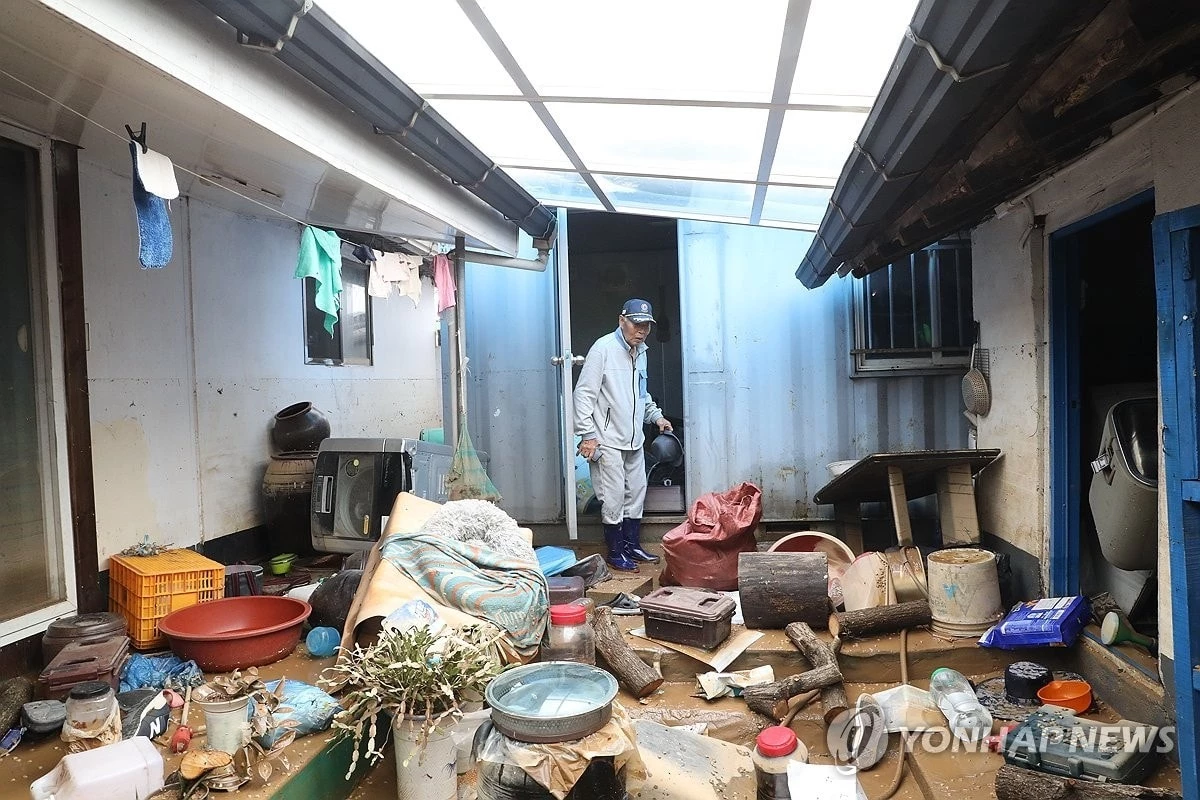 Lũ lụt tràn vào gây thiệt hại tài sản cho nhiều gia đình tại Hàn Quốc. Ảnh: Yonhap.