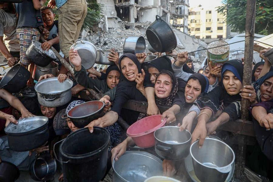 Người dân Palestine nhận thực phẩm viện trợ tại một trung tâm phân phối ở thành phố Gaza. Ảnh: Tân Hoa xã