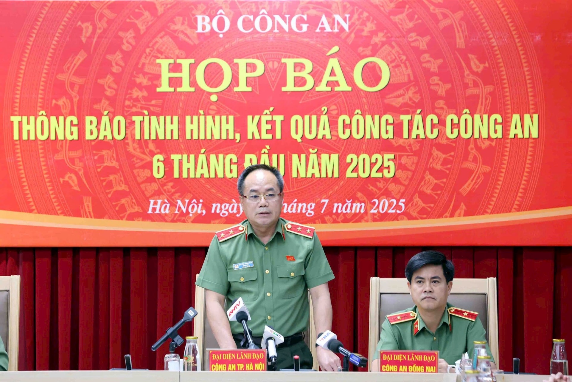 Trung tướng Nguyễn Thanh Tùng trả lời báo chí tại buổi họp báo. Ảnh: MH