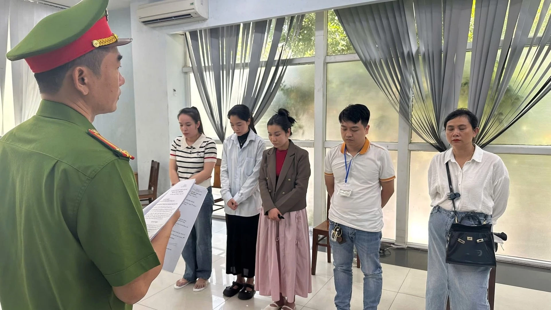 Công an làm việc với các đối tượng liên quan đến vụ việc. Ảnh: Công an Đà Nẫng cung cấp.