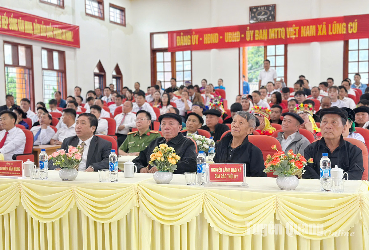 Delegates and local residents attended the ceremony announcing the merger of Tuyen Quang and Ha Giang provinces at the Lung Cu commune point.