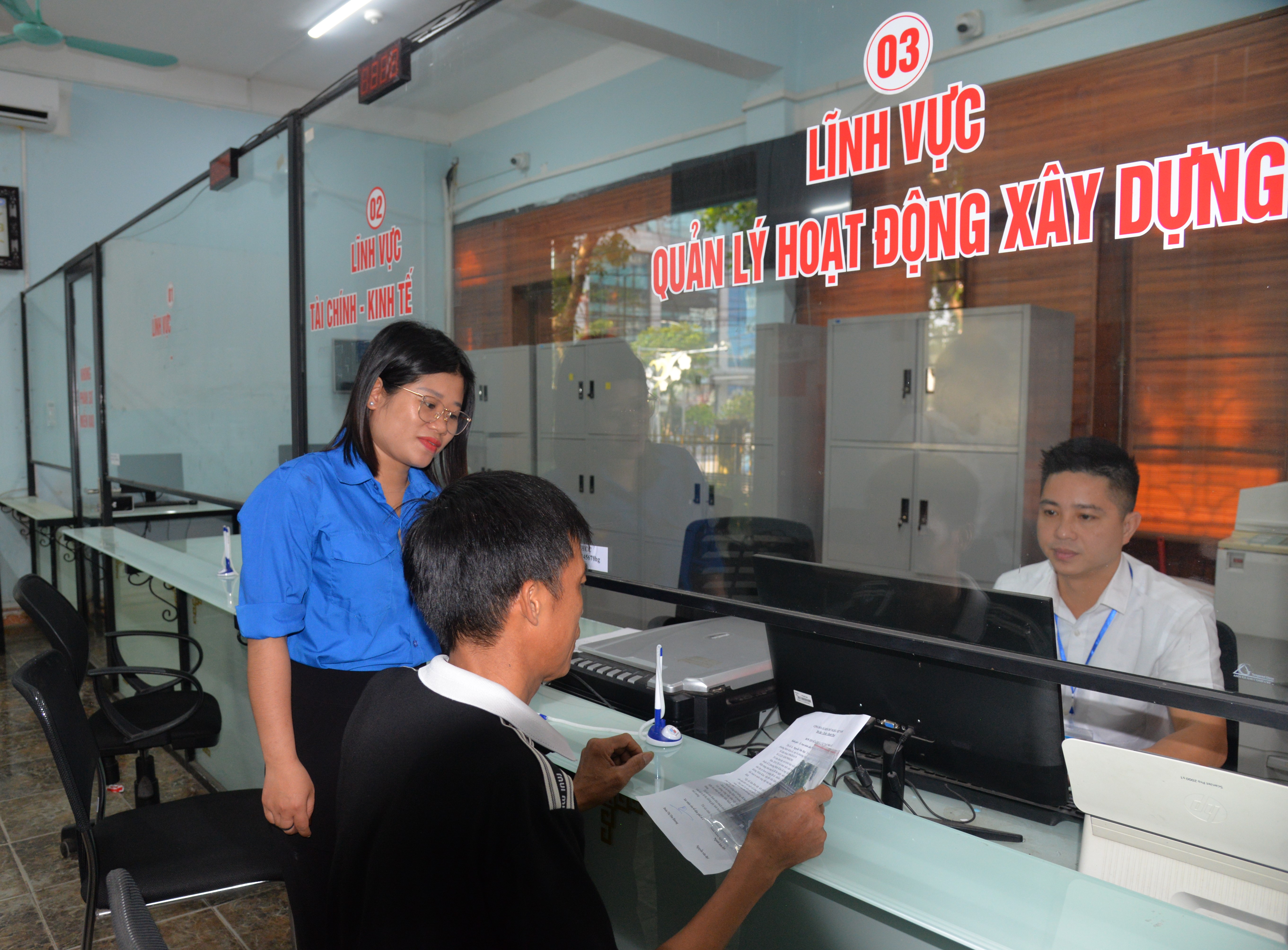 ấp: Đoàn viên, thanh niên hỗ trợ người dân phường Hà Giang 2 thực hiện thủ tục hành chính về lĩnh vực quản lý hoạt động xây dựng. Ảnh: Mộc Lan