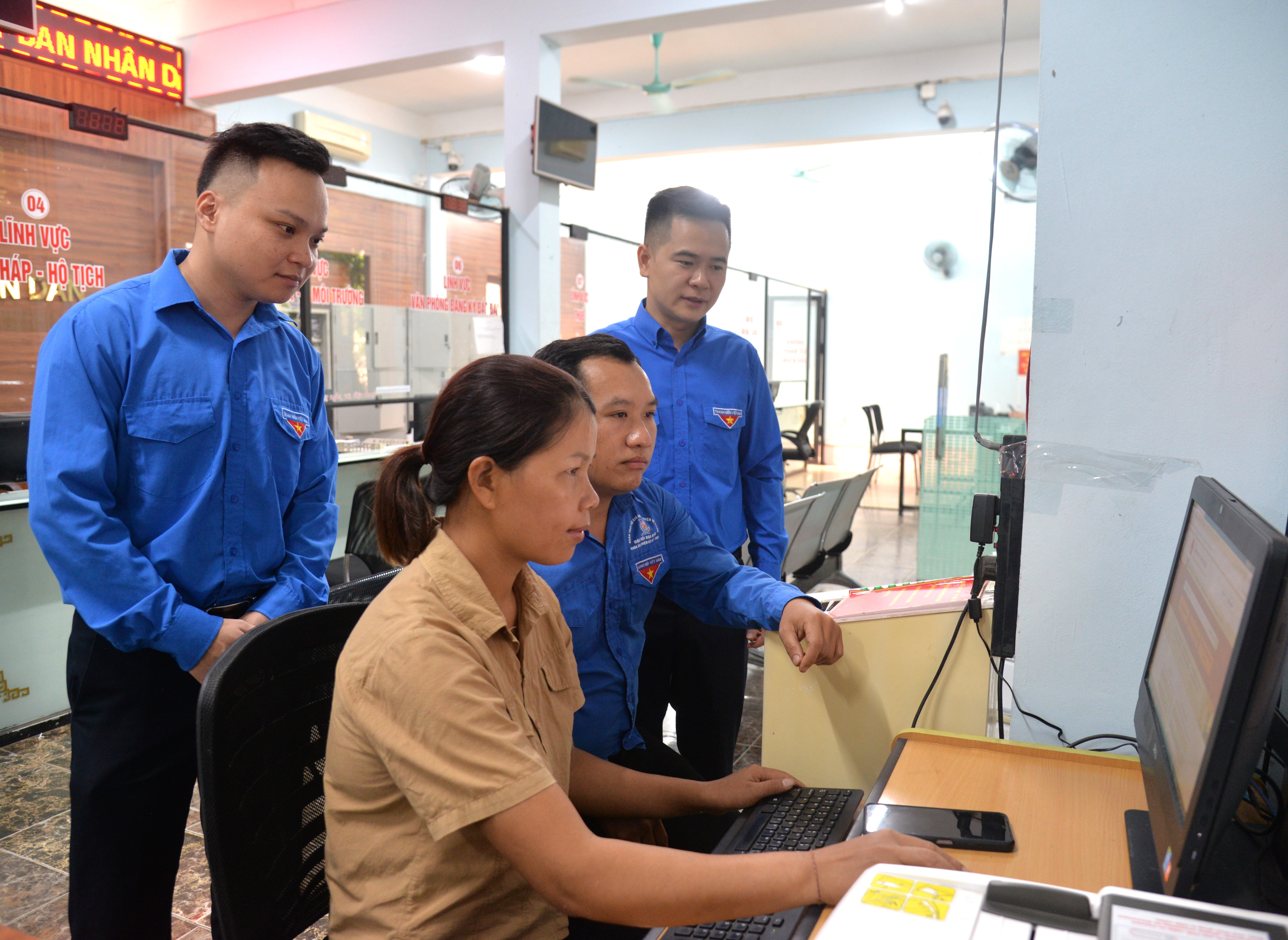 Chị Đặng Thị Dung, thôn Lùng Càng, phường Hà Giang 2 được các đoàn viên, thanh niên hỗ trợ giải quyết thủ tục cấp căn cước. Ảnh: Mộc Lan