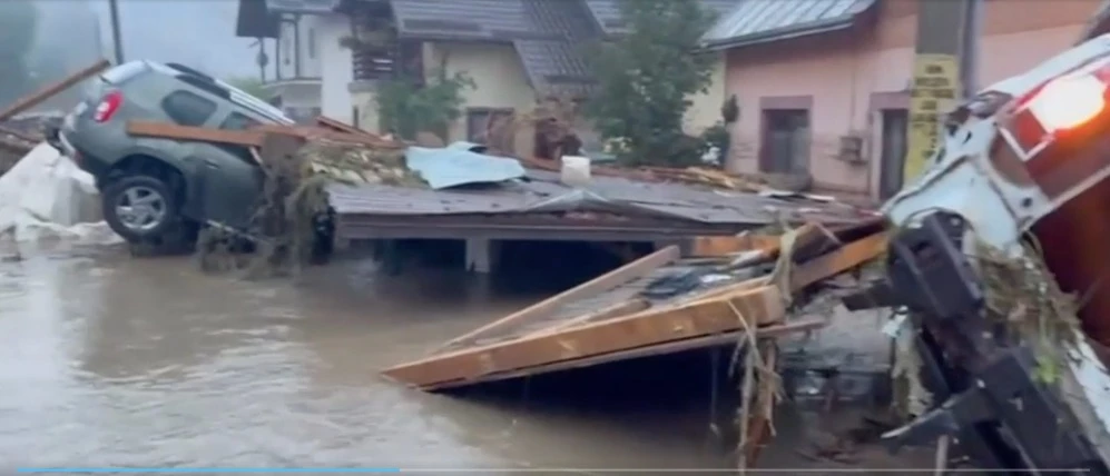 Mưa lớn gây lũ lụt nghiêm trọng tại các tỉnh Đông Bắc Romania. Ảnh cắt từ video của TVP World
