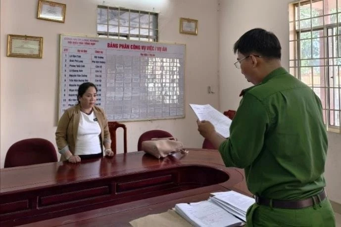Cơ quan điều tra thi hành lệnh bắt đối với Lê Thị Mai Trinh. Ảnh công an cung cấp