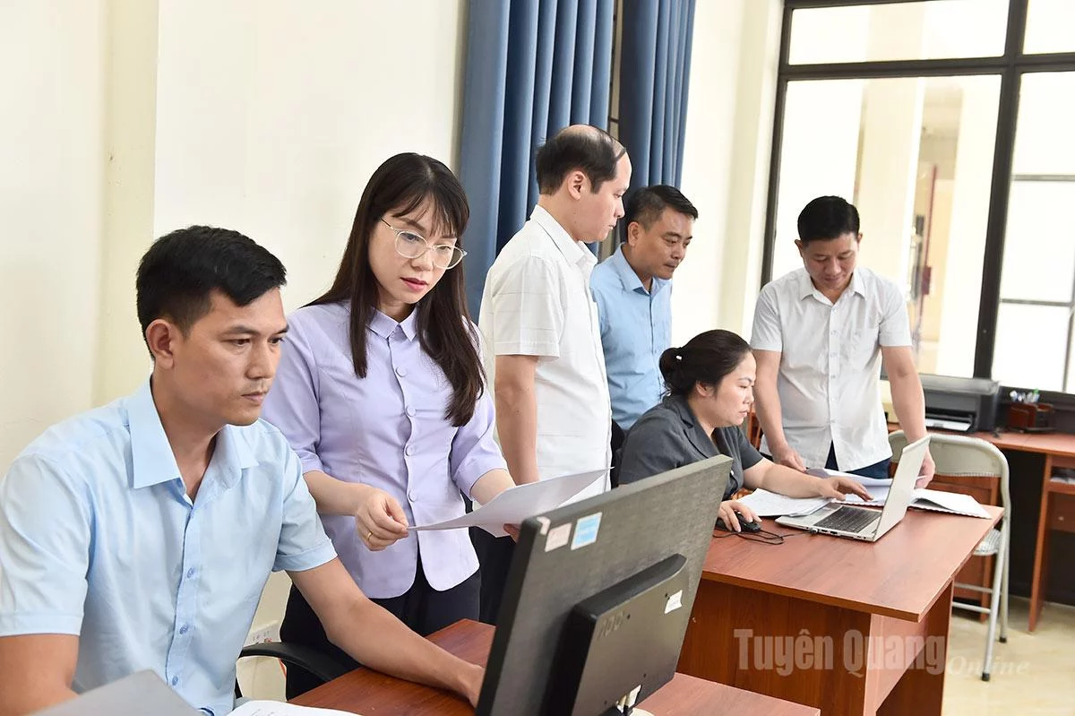 Đồng chí Phạm Thị Kiều Trang, Bí thư Đảng uỷ phường Bình Thuận đang chỉ đạo hoàn thiện văn kiện 