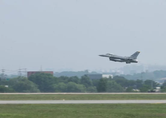 Máy bay chiến đấu F-16 của Mỹ cất cánh từ căn cứ không quân Osan để tham gia cuộc huấn luyện. Ảnh: MBN.