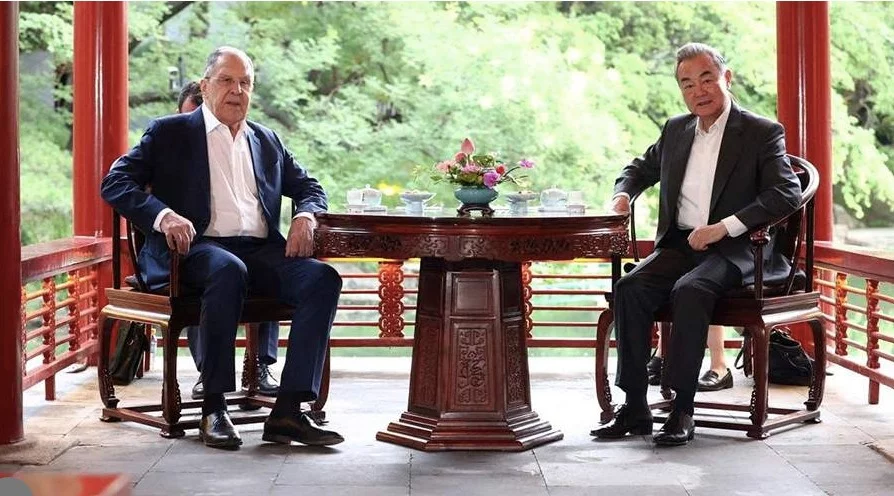 Bộ trưởng Ngoại giao Nga Sergey Lavrov (trái) đã hội đàm với người đồng cấp Trung Quốc Vương Nghị tại Bắc Kinh ngày 13-7. Ảnh: Izvestia.