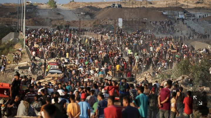 Người dân Palestine tập trung tại một điểm phân phối viện trợ của GHF. Ảnh: RTE
