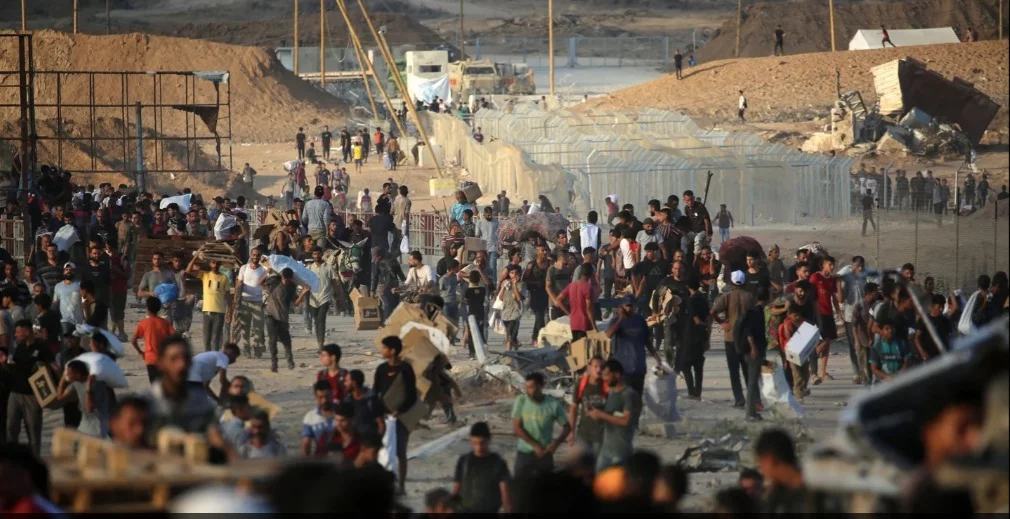 Người dân nhận hàng cứu trợ từ một địa điểm của GHF ở Gaza. Ảnh: RTE