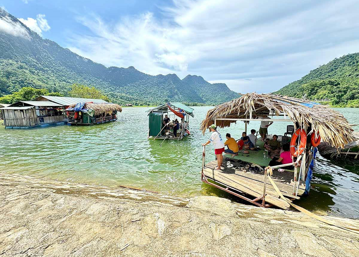Noong lake attract many tourists.