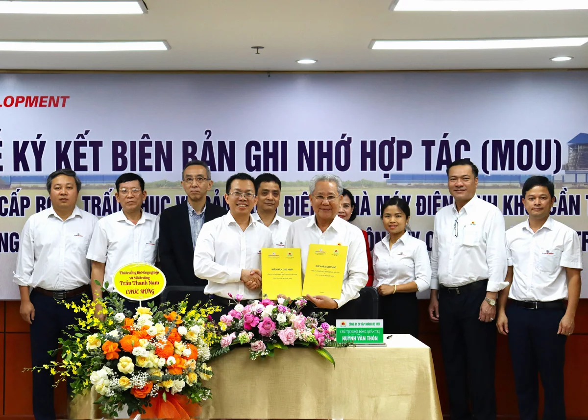 Ông Nguyễn Anh Tuấn – Tổng Giám đốc VNPD và Ông Huỳnh Văn Thòn – Chủ tịch HĐQT Công ty CP Tập Đoàn Lộc Trời trao biên bản ghi nhớ