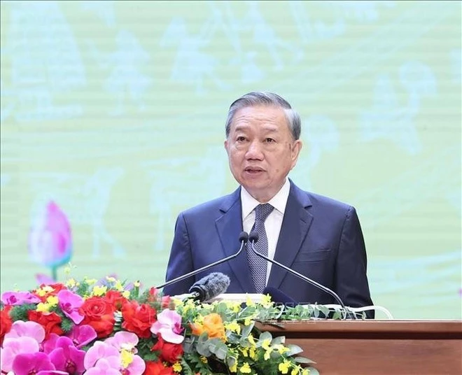 Party General Secretary To Lam speaks at the gathering.
