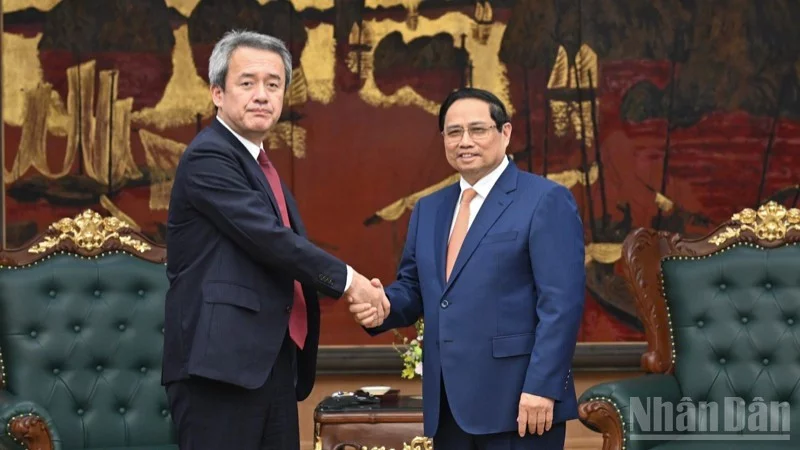 Prime Minister Pham Minh Chinh (R) and Masayuki Omoto, CEO of Marubeni Corporation at their meeting on July 14. (Photo: NDO)