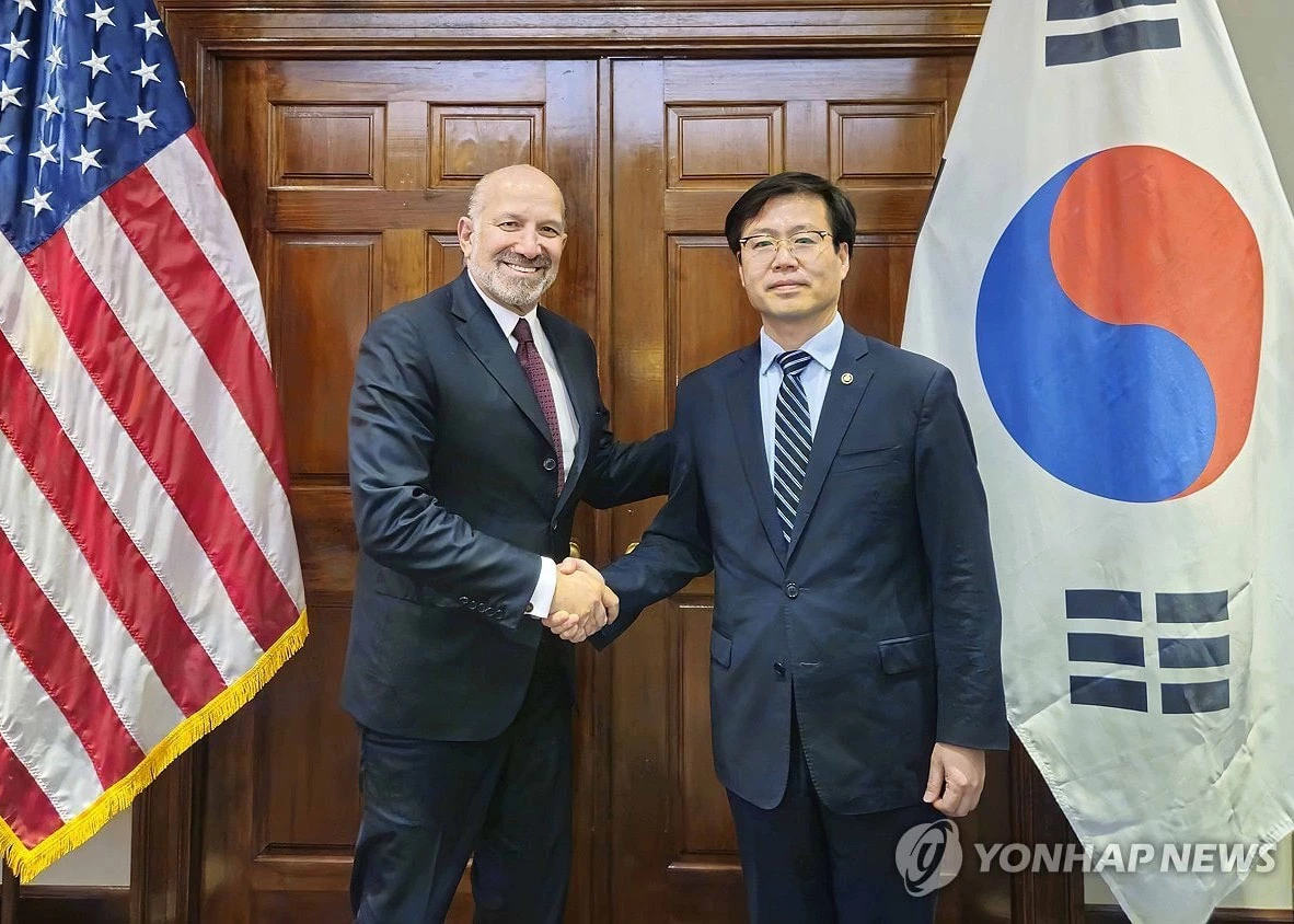 Bộ trưởng Thương mại Hàn Quốc Yeo Han-koo cùng người đồng cấp Mỹ Howard Lutnick tại cuộc gặp ở Washington ngày 9-7. Ảnh: Yonhap