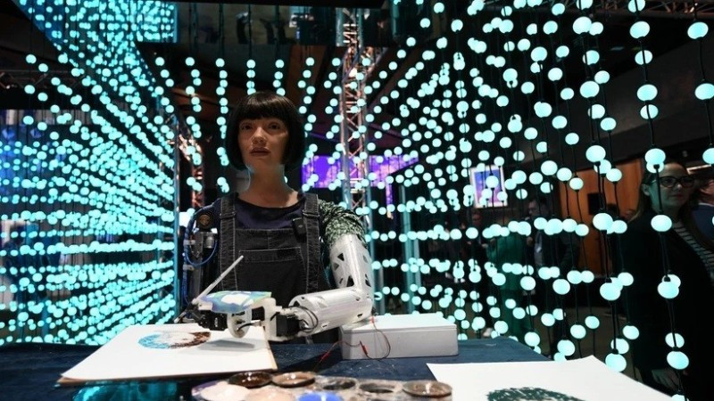 Artist robot Ai-Da paints at 2024 AI For Good Global Summit, Switzerland, May 30, 2024. (Photo: Xinhua/VNA)