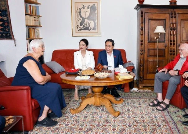 National Assembly Chairman Tran Thanh Man and his spouse Nguyen Thi Thanh Nga visit the family of Jacques Savary in Switzerland’s Vevey on July 28 (local time). (Photo: VNA)