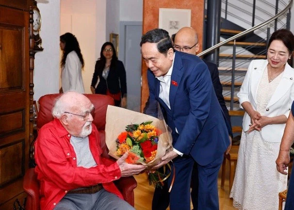 National Assembly Chairman Tran Thanh Man and his spouse Nguyen Thi Thanh Nga visit the family of Jacques Savary in Switzerland’s Vevey on July 28 (local time). (Photo: VNA)