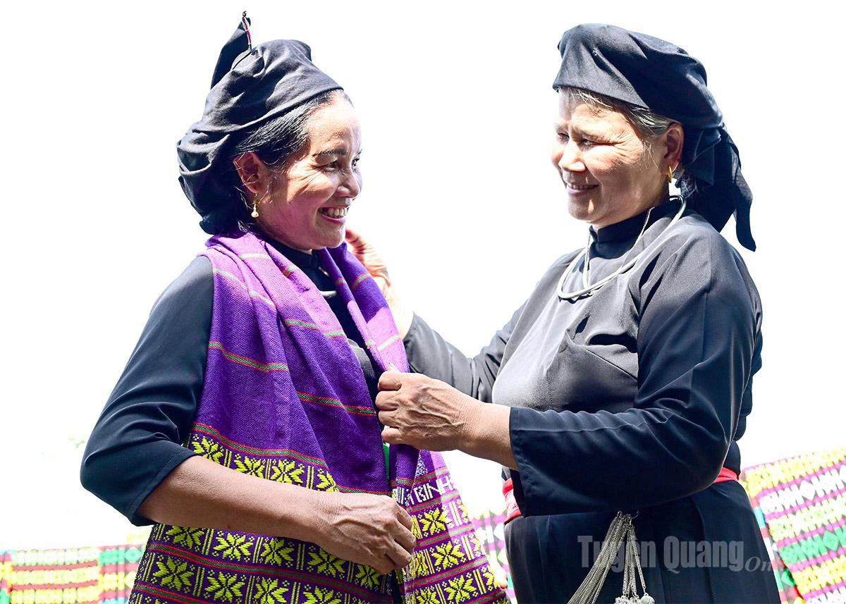 The brocade scarves have become a local 3-star Ocop product, favored by tourists.