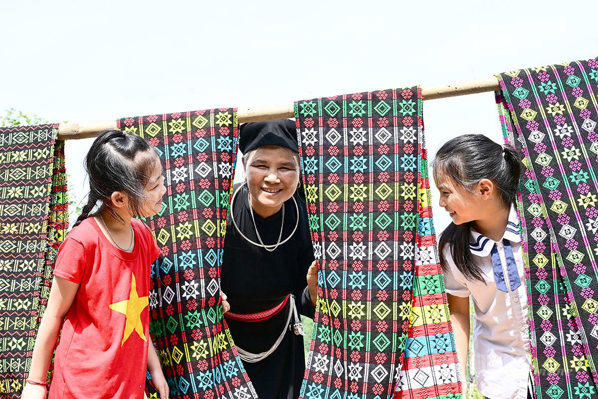 Children immerse themselves in the traditional cultural space of the community.