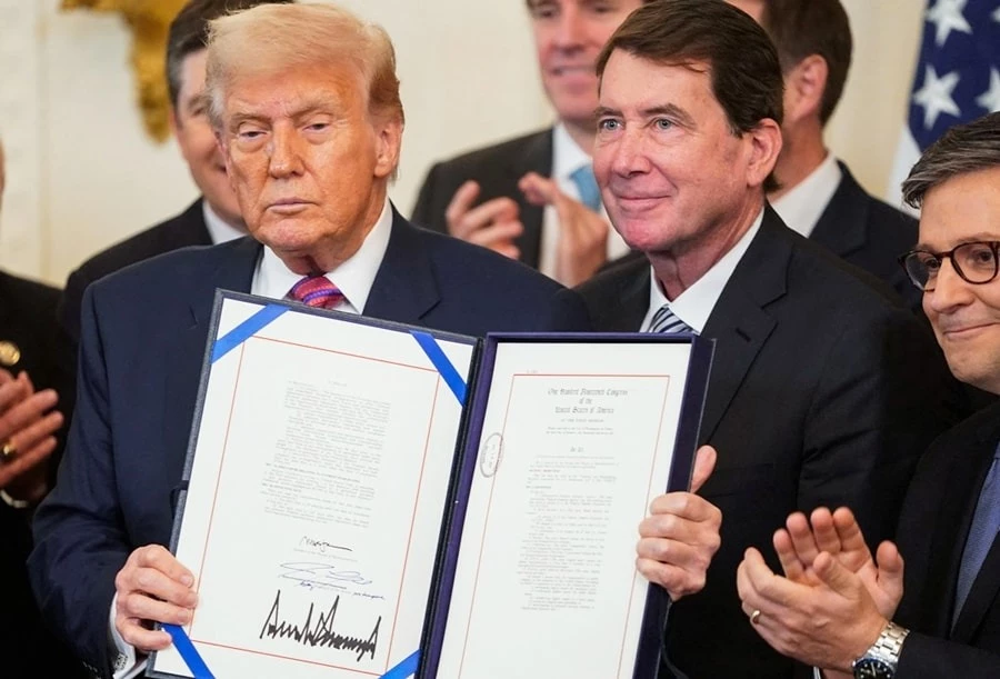 Tổng thống Mỹ Donald Trump và sắc lệnh ban hành đạo luật GENIUS mới. Ảnh: Aletihad