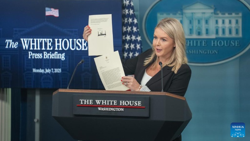 Thư ký báo chí Nhà Trắng Karoline Leavitt giới thiệu bức thư của Tổng thống Mỹ Donald Trump gửi Tổng thống Hàn Quốc trong buổi họp báo tại Nhà Trắng ở Washington ngày 7/7/2025. (Ảnh: THX)