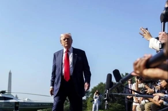 Tổng thống Mỹ Donald Trump tại sân bay Scotland. Ảnh: UPI.